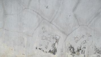 pared vieja con pintura blanca pelada mohosa de la humedad foto