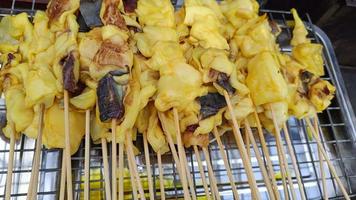 deliciosas brochetas de calamar para asar comida callejera tailandesa deliciosa foto
