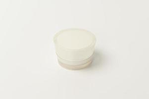 botella de crema hidratante sobre estudio de fondo blanco, embalaje y concepto de belleza para el cuidado de la piel foto