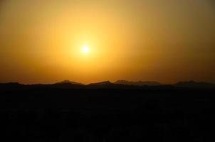 tonos de montañas al atardecer foto