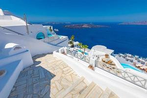 increíble paisaje panorámico, vacaciones de viaje de lujo. ciudad de oia en la isla de santorini, grecia. casas blancas tradicionales y famosas, vista romántica de la calle sobre la caldera, mar Egeo foto