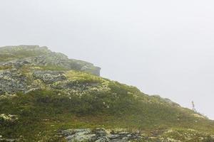 niebla, nubes, rocas y acantilados en veslehodn veslehorn mountain, noruega. foto