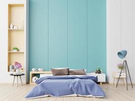 dormitorio de casa de lujo con cama doble y estanterías con pared azul sobre suelo de madera. foto