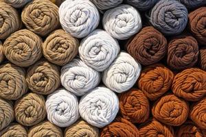 ovillos de lana en varios colores. Vista de cerca de las bolas de tejer de lana en diferentes colores.