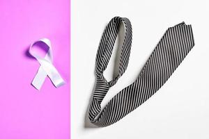 una corbata de hombre y una cinta blanca - mes de concientización sobre el cáncer de próstata