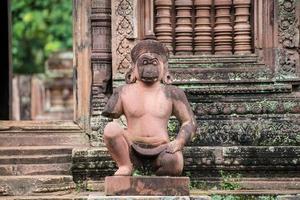 la decoración de la estatua del guardián en el templo banteay srei, un icónico templo único de arenisca rosa en siem reap, camboya. foto