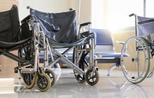 sillas de ruedas en el hospital, grupo de sillas de ruedas esperando servicios para pacientes foto