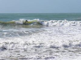 vista de un surfista en la playa de albufeira foto