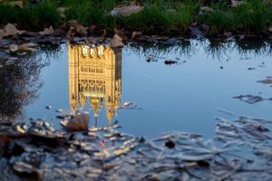 Londres, Reino Unido, 2015. reflejo de las casas del parlamento en un charco foto