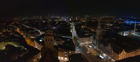 Amplio panorama aéreo del nuevo ayuntamiento y marienplatz en la noche de la ciudad de munich foto