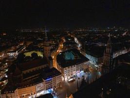 Amplio panorama aéreo del nuevo ayuntamiento y marienplatz en la noche de la ciudad de munich foto