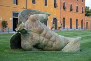 pisa, toscana, italia, 2019. ángel caído en la plaza de los milagros foto