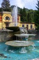 san pellegrino, lombardía, italia, 2019. vista de una fuente moderna foto