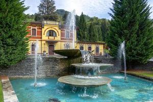 san pellegrino, lombardía, italia, 2019. vista de una fuente moderna foto