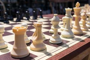 East Grinstead, West Sussex, Reino Unido, 2018. tablero de ajedrez en la calle listo para un juego