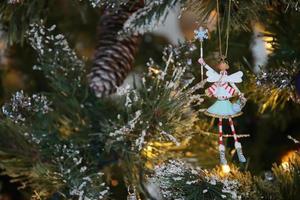 East grinstead, West Sussex, Reino Unido, 2017. Decoración del árbol de navidad. foto