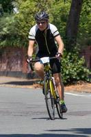 Cardiff, Gales, Reino Unido, 2018. Ciclista que participa en el evento ciclista Velothon en Cardiff, Gales, el 8 de julio de 2018. Una persona no identificada foto