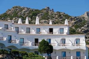 porto cervo, cerdeña, italia, 2015. apartamentos junto al mar foto