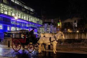 Londres, Reino Unido, 2015. caballos y carruajes cerca del big ben foto