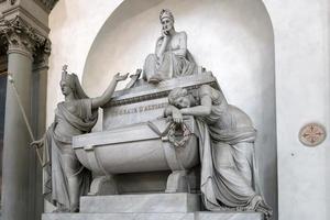 florencia, toscana, italia, 2019. monumento a durante di alighiero degli alighieri, dante, en la iglesia de santa croce foto