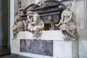 florencia, toscana, italia, 2019. monumento a michelangelo di lodovico buonarroti simoni en la iglesia de santa croce foto