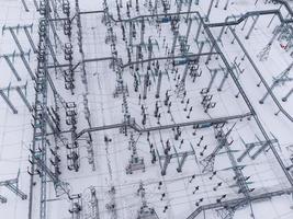 vista aérea de una subestación eléctrica de alto voltaje en temporada de invierno. foto
