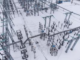 vista aérea de una subestación eléctrica de alta tensión en temporada de invierno. foto