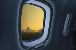 imagen conceptual de turismo y transporte, ventana del avión con vista de ariel de samed nang shee en tailandia. foto