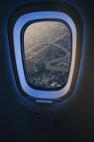 vista de bangkok, tailandia a través de la ventana del avión. ruta de guardado de imágenes para la ventana del avión. foto