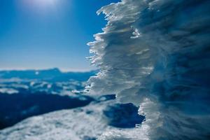 montañas cubiertas de nieve sobre un fondo de cielo azul foto