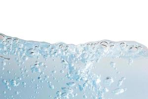 ondas de agua azul y burbujas sobre un fondo blanco foto