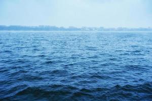 hermosa foto lago azul en la ciudad