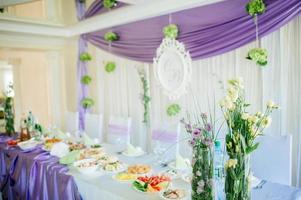 mesa de banquete de boda puesta foto