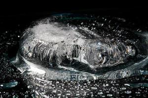 hielo con primer plano de burbujas de agua foto