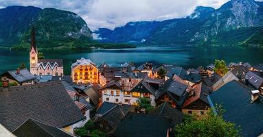 hallstatt pueblo alpino foto