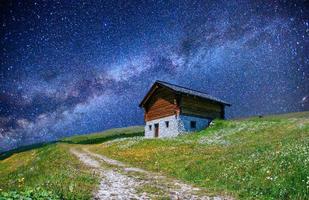 hermosa casa bajo las estrellas foto