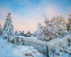hermosa casa de madera en un día soleado de invierno