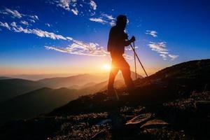 excursionista al atardecer foto