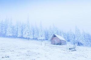 casita idílica en invierno foto