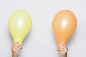 globos de dos colores sobre fondo blanco. foto