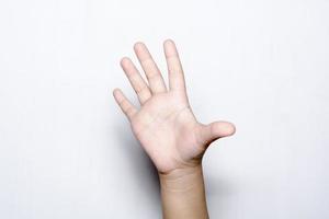 chica levantando cinco dedos en la mano sobre fondo blanco. foto
