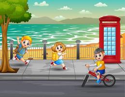 niños felices corriendo y andando en bicicleta en la calle