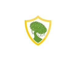 árbol denso dentro del logo del escudo vector