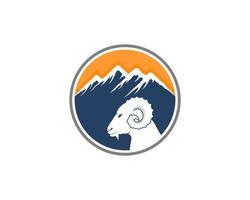 cabeza de cabra en el logo de la montaña azul vector