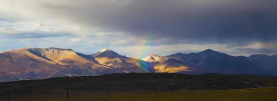 arco iris en el panorama de las montañas foto