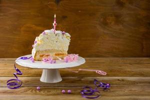 pastel de merengue de cumpleaños en la mesa de madera foto