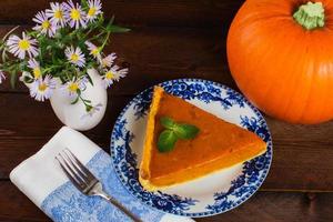 pumpkin pie and flowers photo