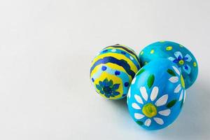 huevos de pascua pintados a mano azules foto