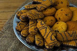 Cerrar varias galletas con trocitos de chocolate foto