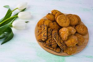 galletas caseras en una tabla redonda de madera foto